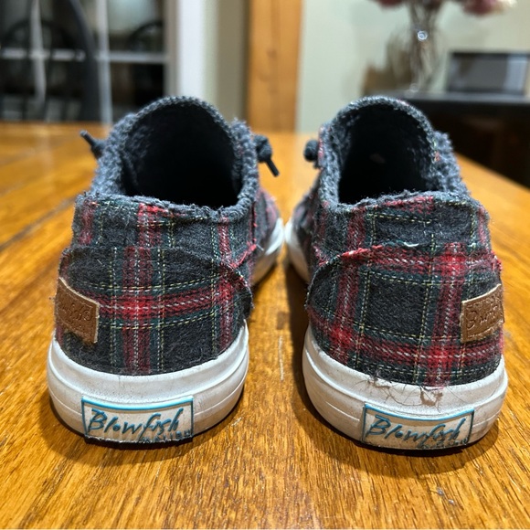Blowfish plaid size 7 sneakers. Inside lining great for cooler weather - Picture 3 of 7